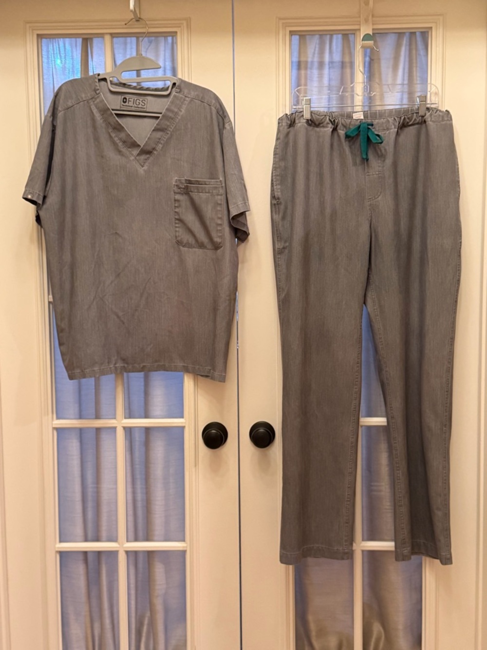 Grey Men’s Figs Scrubs Set XL Top & Large Pisco Basic Pants